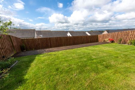 4 bedroom detached house to rent - Photo 2