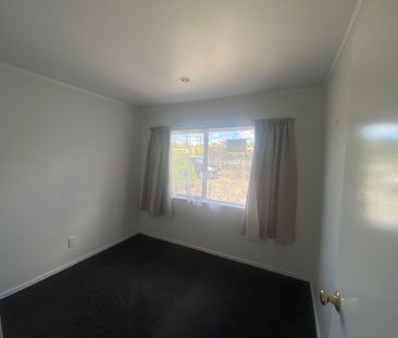 Large private home in Pukekohe - Photo 6