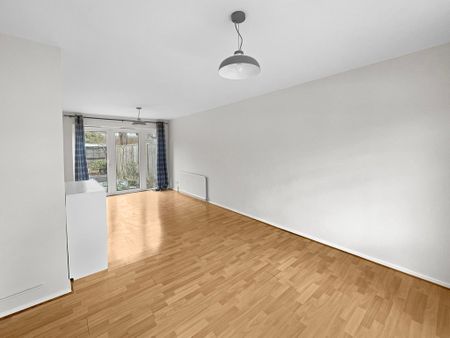 A three bedroom mid-terrace house with a private garden and a garage included, situated just off Histon Road and a short cycle to the city centre. Available to let now. - Photo 2