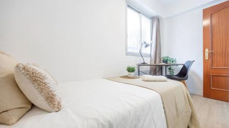 Room in a shared 5-bedroom apartment for rent in Benimaclet. - Photo 5