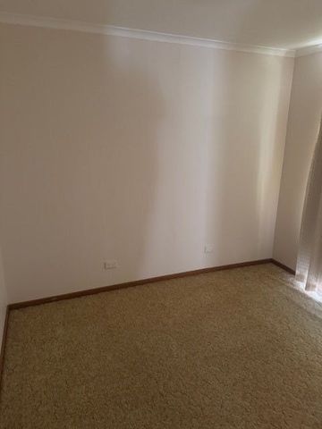 Spacious unit close to CBD - AVAILABLE NOW - Photo 2