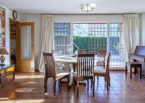 5 Bedroom house / villa with 134m² terrace for rent in Los Monasterios, Valencia