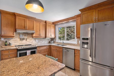 For Lease - 560 Buchanan Crescent, Beacon Hill North - South and Area, Ontario - Photo 3