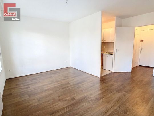 Location Appartement 1 pièce 28m² FONTAINEBLEAU 77300 - Photo 1