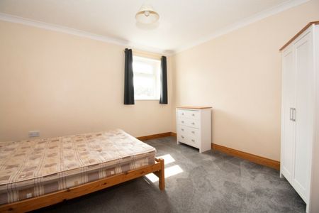 Student house on Redhill drive - Photo 3