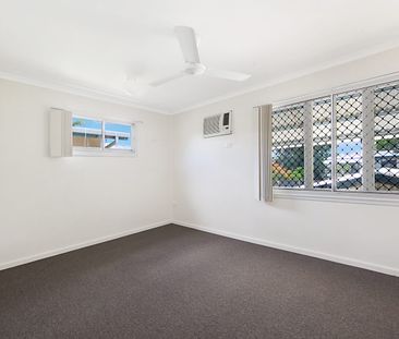 Comfortable family living with outdoor appeal - Photo 6