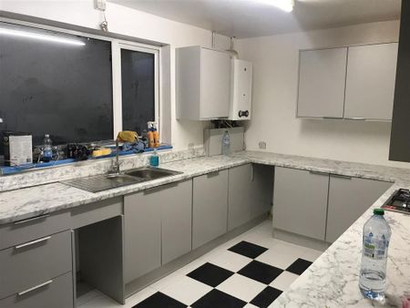 3 bedroom semi-detached house to rent - Photo 4