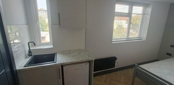 Room in a Shared House, Grayscroft Avenue, SW16 - Photo 2