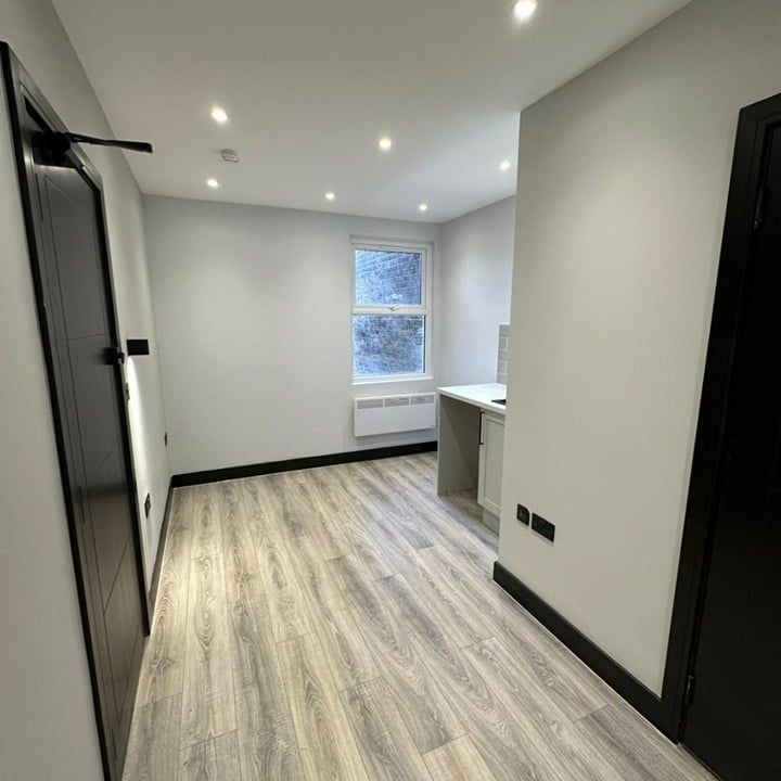 Studio Flat, High Street, W3 - Photo 1