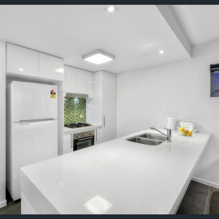 "Modern Living in Woolloongabba: Spacious Apartment for Rent" - Photo 1