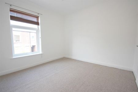 2 Bedroom House - Mid Terrace To Let - Photo 2