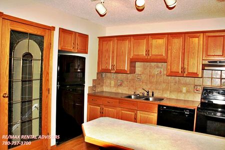 COZY 3 BED, 2.5 BATH, TOWNHOUSE WITH FINISHED BSMT & OUTDOOR PARKING STALL IN THE COMMUNITY OF LEE RIDGE - Photo 5