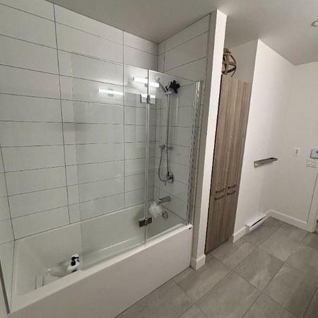 ✨ 3 ½ moderne, dernier étage, très lumineux – Wi-Fi & stationnement intérieur inclus ! - Photo 4