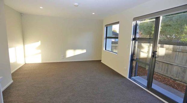 MODERN - CITY CENTRE - THREE BEDROOM TOWNHOUSE - Photo 1