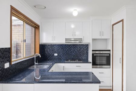 2 bedroom Unit in a great location! - Photo 4