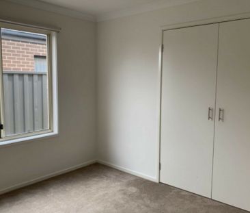 4 Hawkstone Road, Wyndham Vale VIC, Belconnen - Photo 2