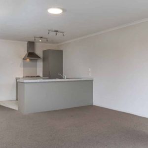 3 Bedroom Apartment in Hillcrest - Photo 2