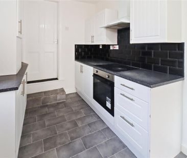 3 bedroom flat to rent - Photo 4