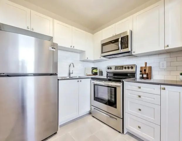 Upper Canada Court, Centre | 140 Erskine Avenue, Toronto - Photo 1
