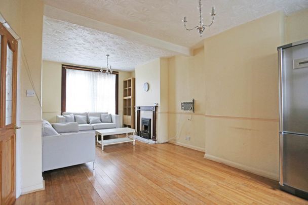 Price £1,950 pcm - Available Now - Part Furnished - Photo 1