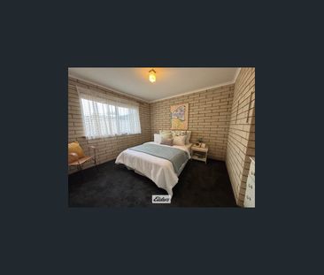 Neat 2 Bedroom Unit - Photo 3