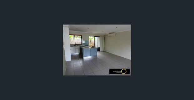 Stylish Three-Bedroom Townhouse in Prime Carina Heights Location - Photo 1