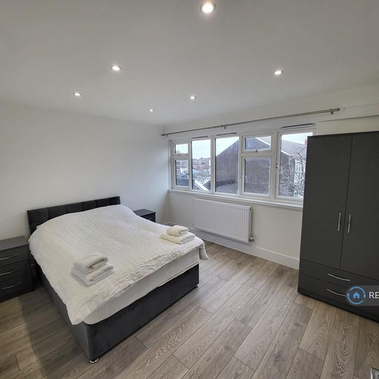 1 bedroom in a house share to rent - Photo 1