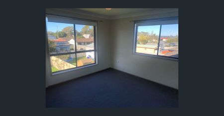 Large Two Storey Home - Photo 5