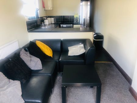 5 Bed Terraced House, Milton Road, SO15 - Photo 2