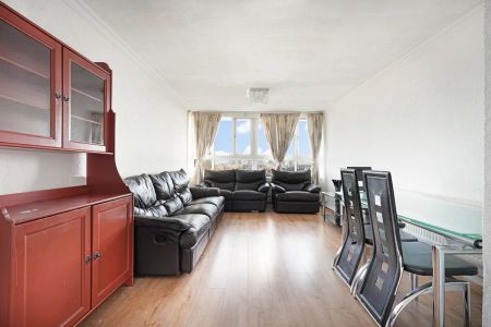 2 bedroom flat in Rowcross Street - Photo 2