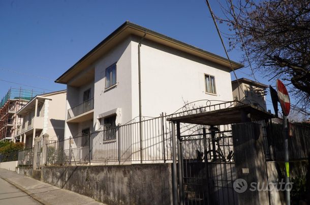 Villa con 5 camere da letto e ampio cortile - Photo 1