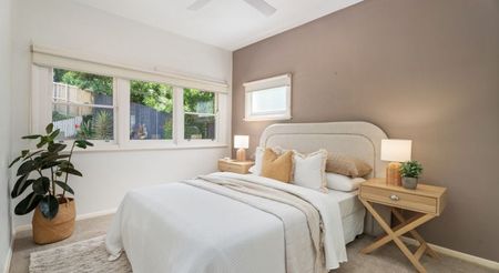 Three bedroom air conditioned home in a sought after location - Photo 4