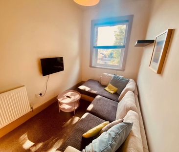 Newly Decorated City Centre Flat with Roof Terrace - Bills Included - Photo 3