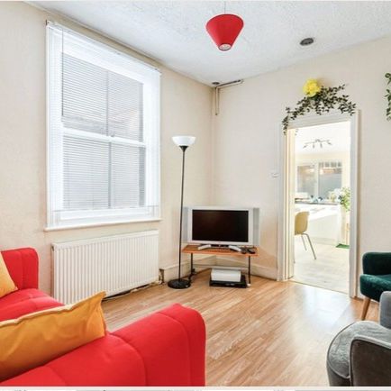 5 Bed Semi-Detached House, Sydney Road, W13 - Photo 1