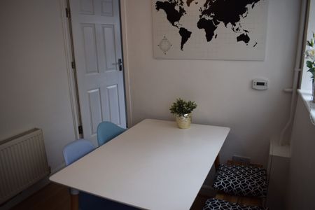 Double Furnished Room - Large Communal Space - Photo 3