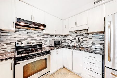 Condo Townhouse For Lease | S8110054 - Photo 4