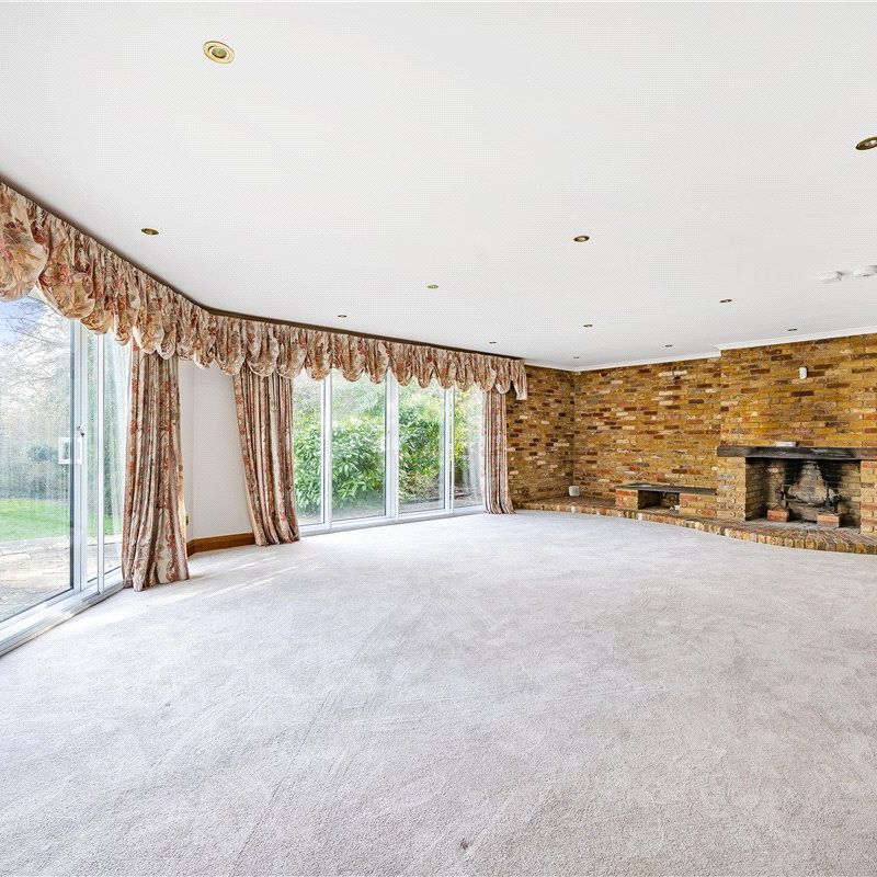 A five-bedroom detached family home situated in Wendover, benefiting from ample driveway parking and both a double and single garage. - Photo 1