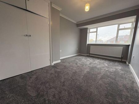 4 bedroom semi-detached house to rent - Photo 3