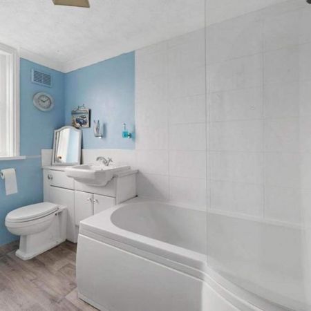 2 Bedroom Flat, Mill Road, Burgess Hill - Photo 4