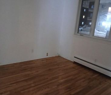 Grand 5 1/2 rénové dans triplex , Montréal ouest - Photo 2