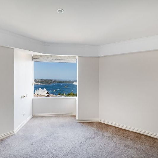 EXQUISITE EXECUTIVE APARTMENT IN QUAY WEST | Unfurnished - Photo 1