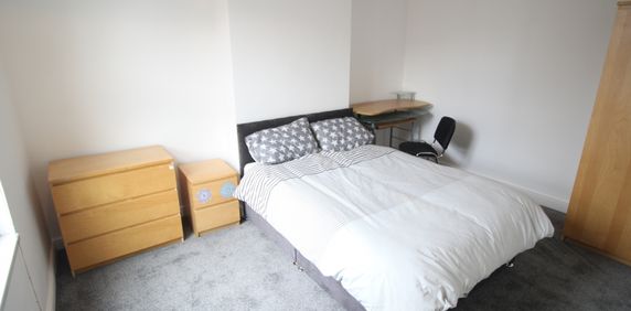 2 Bedroom Terraced House - Photo 2