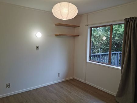 Sunny and private 2 bedroom end unit in Titirangi - Photo 2