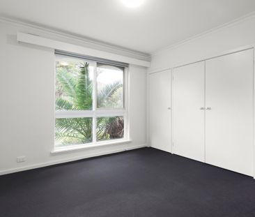 Surprisingly spacious easy-care oasis - Photo 2