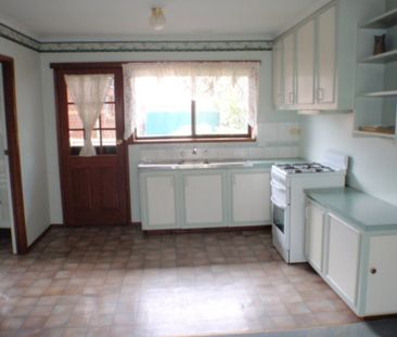 1 BEDROOM FLAT IN QUIET COMPLEX OF 3 - Photo 3