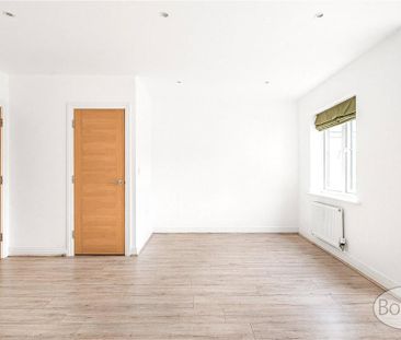 4 bedroom semi-detached house to rent - Photo 2