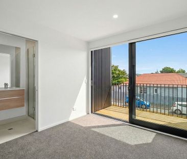 Modern, High spec Townhouse with Private Master Ba - Photo 6