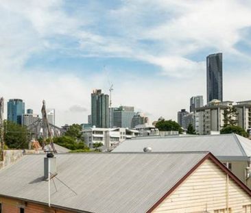 Top-Floor Retreat with Sweeping views of City & Story Bridge! - Photo 5
