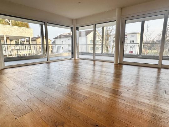 Topmoderne 3.5-Zimmer-Wohnung mit 40m2 gedeckter Terrasse im EG - Photo 1