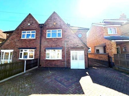 4 bedroom semi-detached house to rent - Photo 5